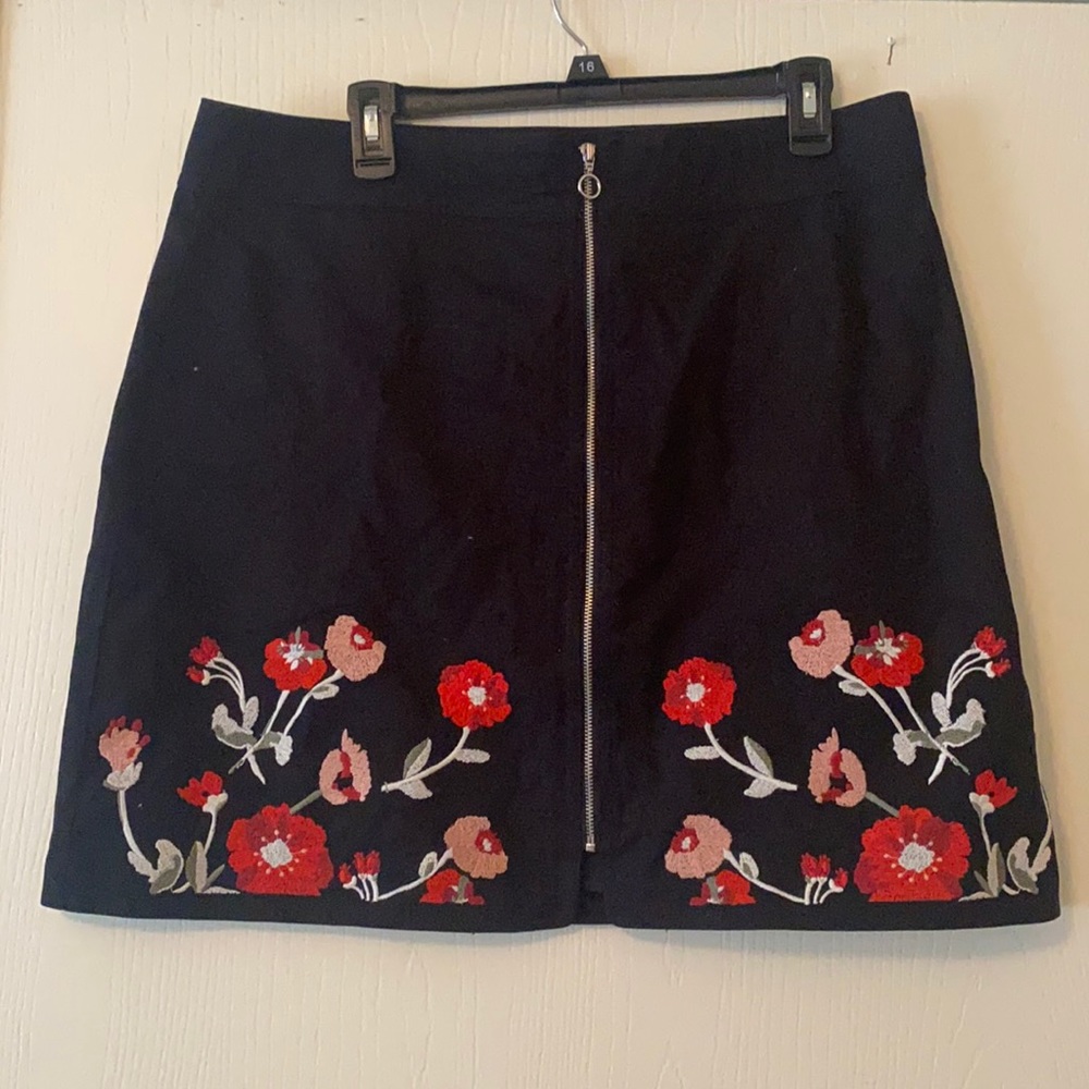 Black floral embroidered zipper front skirt!